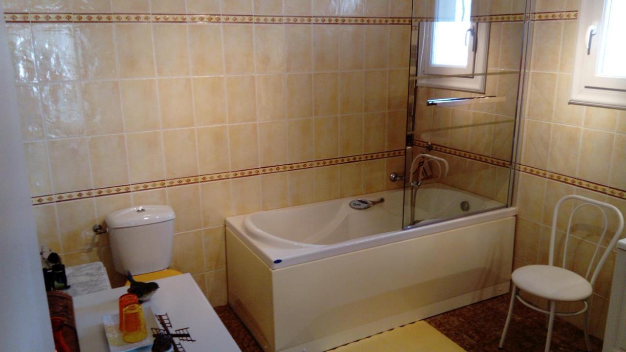 Bed and Breakfast L'Oustau Bonur Бур-Сент-Андеоль Экстерьер фото