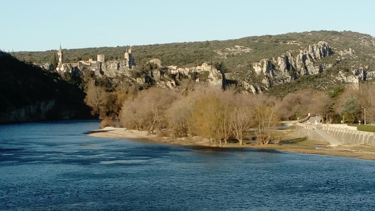 Bed and Breakfast L'Oustau Bonur Бур-Сент-Андеоль Экстерьер фото